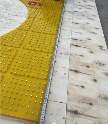 Table tournante personnalisée tapis antidérapant Taille 2100X1600 MM Matériau PU de couleur jaune avec ongles en acier