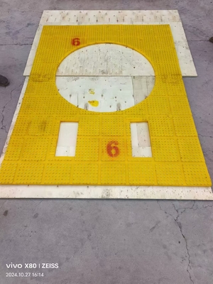 2200X1800 MM Table tournante Mat anti-dérapant Mat Matériau PU de couleur jaune avec des clous en acier