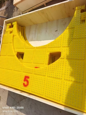 2200X1800 MM Table tournante Mat anti-dérapant Mat Matériau PU de couleur jaune avec des clous en acier