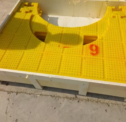 2200X1800 MM Table tournante Mat anti-dérapant Mat Matériau PU de couleur jaune avec des clous en acier