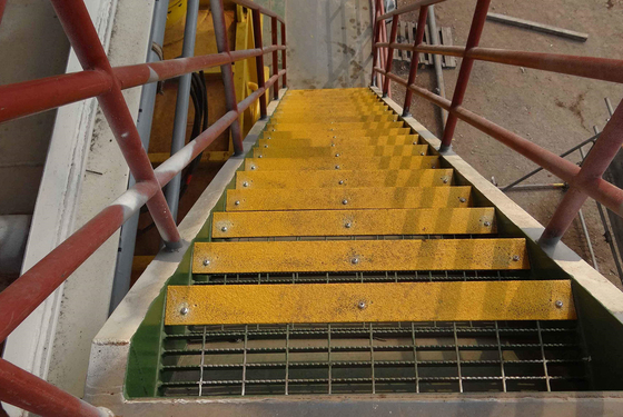 Résine de revêtement de surface de mat anti-dérapant de l'escalier en FRP ISO AS4586 pour l'escalier des champs de pétrole