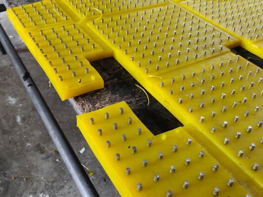 Tapis antidérapant pour table rotative jaune en PU, résistant à l'usure, conforme aux exigences ISO 9001, idéal pour une utilisation intensive